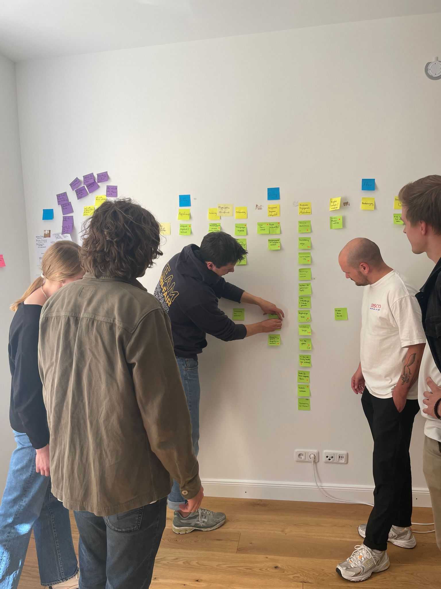 The picture shows a workshop with Lern-Fair.