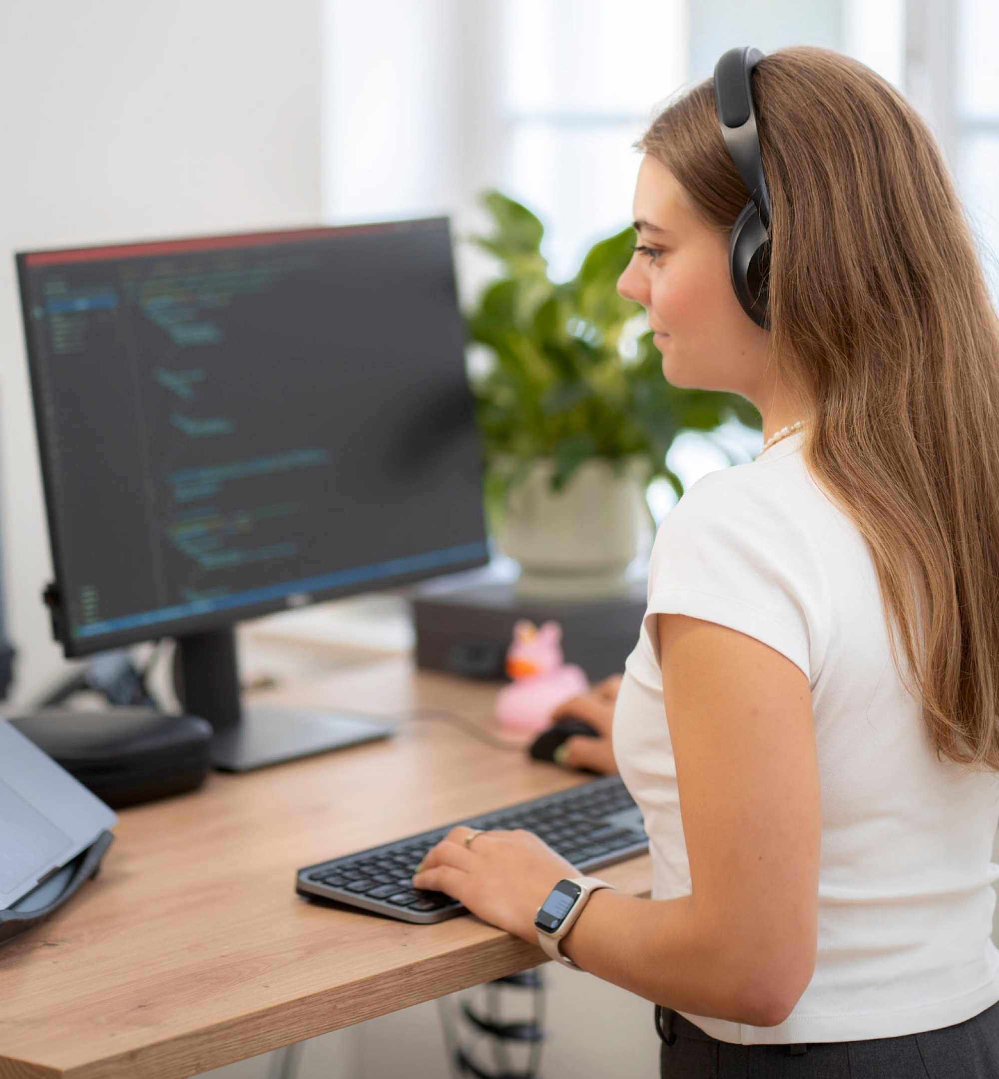 Programmer Salome programming. You can see her from the side.