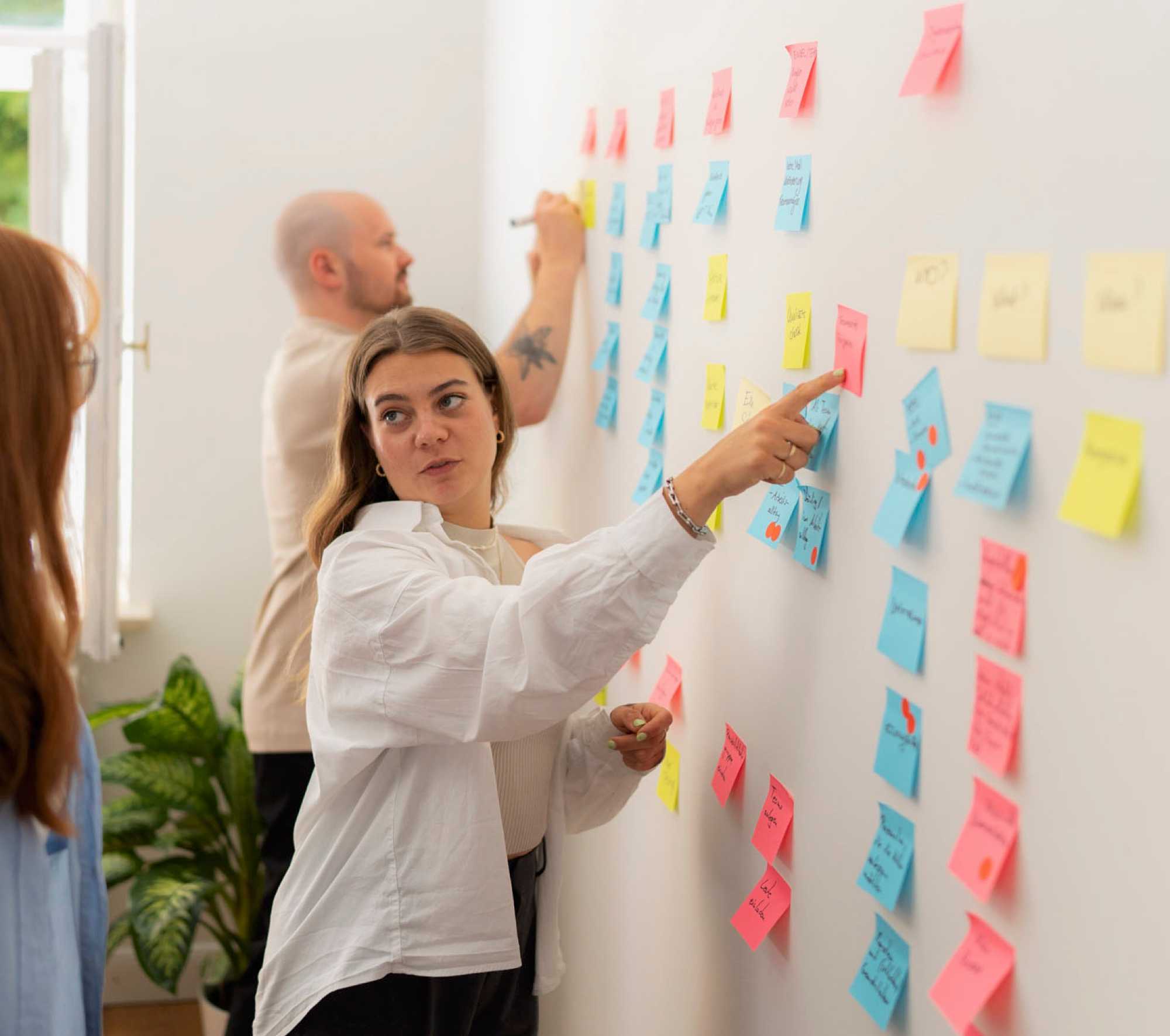Programmer Salome explains something on the whiteboard.